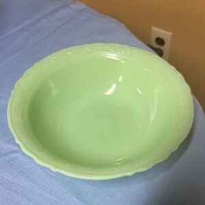 McKee Glass "Laurel" pattern serving bowl "Jade Green“ uranium glass 9 3/8”